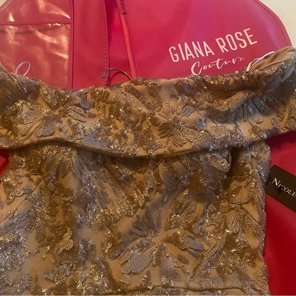 Stunning off the shoulder rose lace gown is fully lined and is very forgiving - Picture 3 of 11